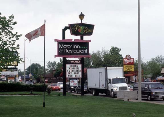 Ivy Rose Motor Inn Уиндзор Екстериор снимка